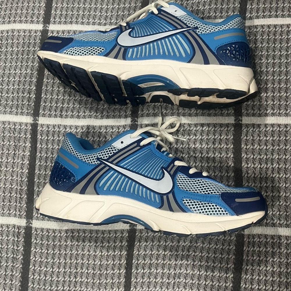 Nike Vomero Blue and White Sneakers
